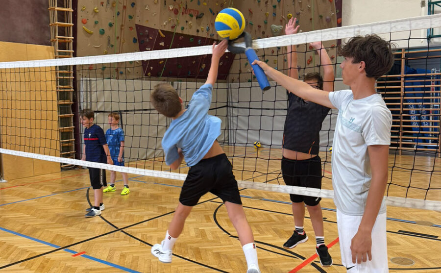 Unsere Kids beim Netzangriff am UVT Volleyball Feriencamp